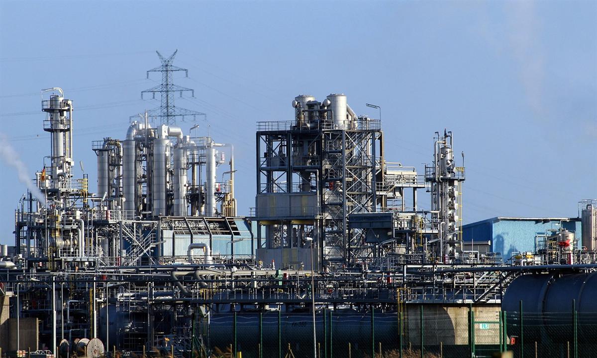 Industrial process plant with pipework and processing towers